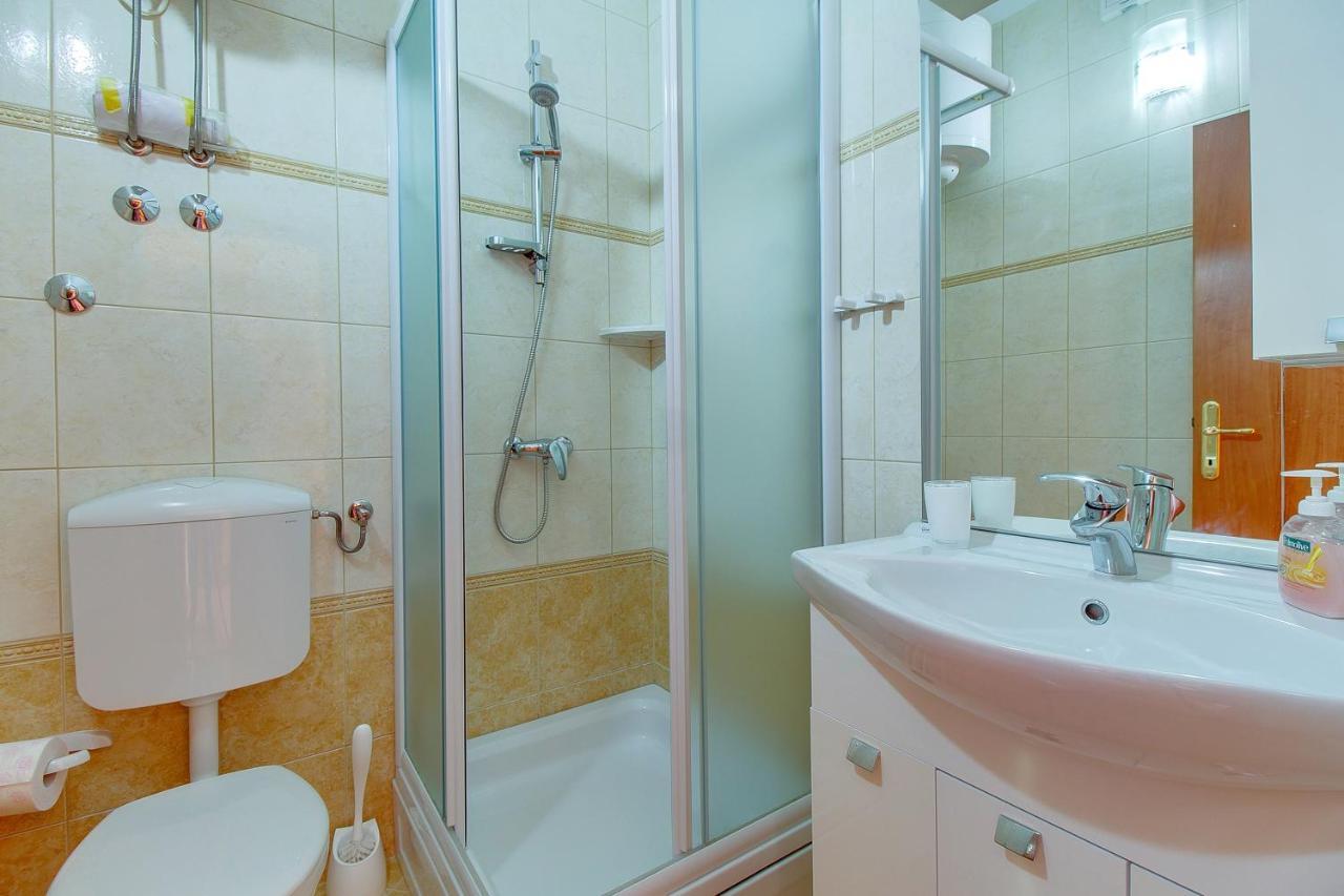 Apartments And Rooms By The Sea Nerezine, Losinj - 11815 Exterior foto